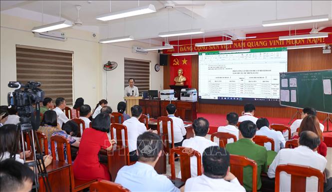 Bộ trưởng Bộ Giáo dục và Đào tạo Hoàng Minh Sơn phát biểu với hội đồng thi TTrường THPT Nguyễn Du - Thanh Oai (xã Dân Hoà, Hà Nội). Ảnh: Thanh Tùng - TTXVN 