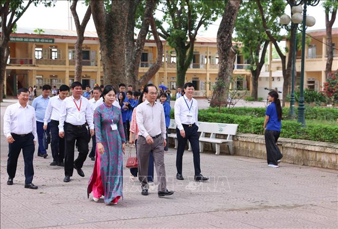 Bộ trưởng Bộ Giáo dục và Đào tạo Hoàng Minh Sơn tới thăm, động viên và căn dặn cán bộ, giáo viên đang thực hiện công tác về kỳ thi tốt nghiệp THPT 2026. Ảnh: Thanh Tùng - TTXVN 