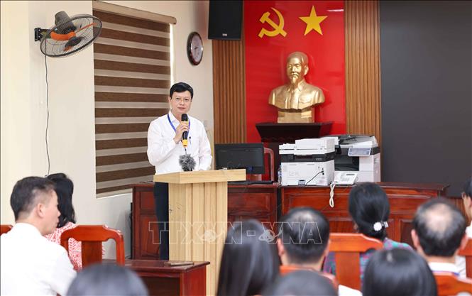 Giám đốc Sở Giáo dục và Đào tạo Hà Nội Nguyễn Văn Hiền phát biểu với hội đồng thi Trường THPT Nguyễn Du - Thanh Oai (xã Dân Hoà, Hà Nội). Ảnh: Thanh Tùng - TTXVN 