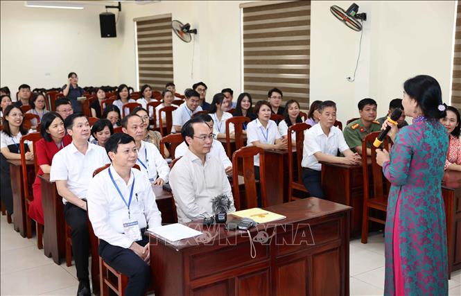 Đại diện Hội đồng thi tại điểm thi Trường THPT Nguyễn Du - Thanh Oai (xã Dân Hoà, Hà Nội) báo cáo về công tác tổ chức kỳ thi. Ảnh: Thanh Tùng - TTXVN 