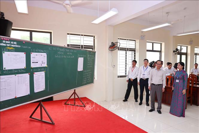Đại diện Hội đồng thi tại điểm thi Trường THPT Nguyễn Du - Thanh Oai (xã Dân Hoà, Hà Nội) báo cáo về công tác tổ chức kỳ thi. Ảnh: Thanh Tùng - TTXVN 