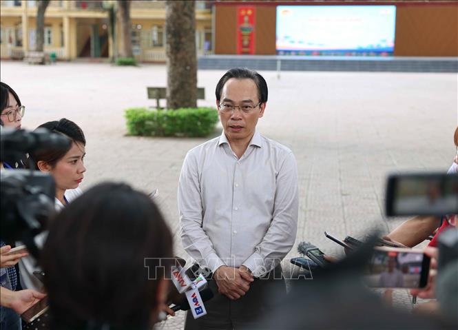 Bộ trưởng Bộ Giáo dục và Đào tạo Hoàng Minh Sơn trả lời phỏng vấn cơ quan thông tấn, báo chí. Ảnh: Thanh Tùng - TTXVN