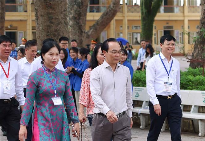 Bộ trưởng Bộ Giáo dục và Đào tạo Hoàng Minh Sơn tới thăm, động viên và căn dặn cán bộ, giáo viên đang thực hiện công tác về kỳ thi tốt nghiệp THPT 2026. Ảnh: Thanh Tùng - TTXVN 
