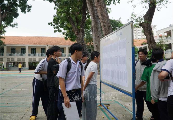 Các thí sinh dự thi tại điểm thi Trường THPT Lê Quý Đôn. Ảnh: Thu Hoài - TTXVN