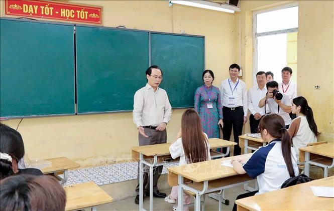 Bộ trưởng Bộ Giáo dục và Đào tạo Hoàng Minh Sơn động viên thí sinh thi tốt nghiệp THPT 2026. Ảnh: Thanh Tùng - TTXVN