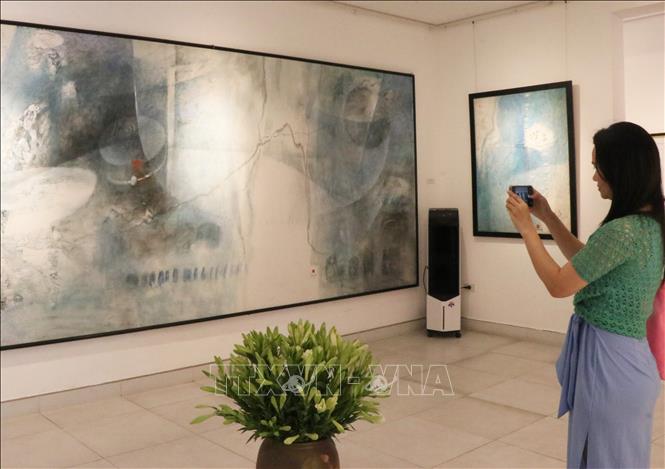 Khách tham quan triển lãm. Ảnh: Mai Trang - TTXVN