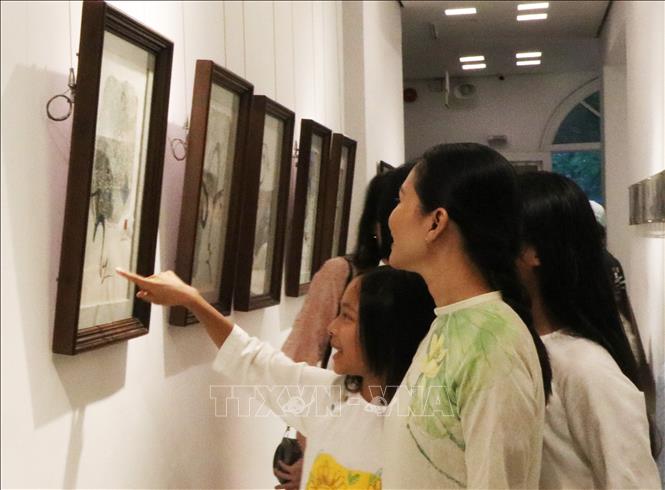Khách tham quan triển lãm. Ảnh: Mai Trang - TTXVN
