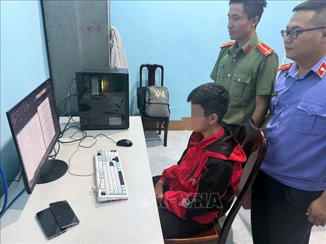 N.H.A. sinh năm 2010, mới chỉ là học sinh lớp 10 nhưng đã có hành vi vi phạm pháp luật trên không gian mạng. Ảnh: TTXVN phát