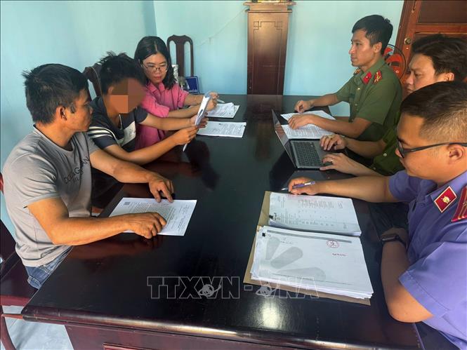 Các lực lượng cơ quan điều tra làm việc với đối tượng N.H.A. cùng người giám hộ. Ảnh: TTXVN phát