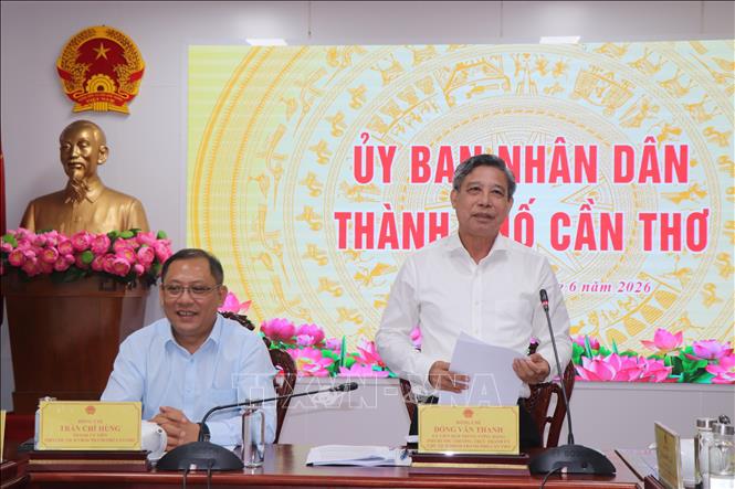 Phó Bí thư Thường trực Thành ủy Cần Thơ Đồng Văn Thanh chỉ đạo công tác xử lý rác thải rắn trên địa bàn thành phố. Ảnh: Thu Hiền - TTXVN