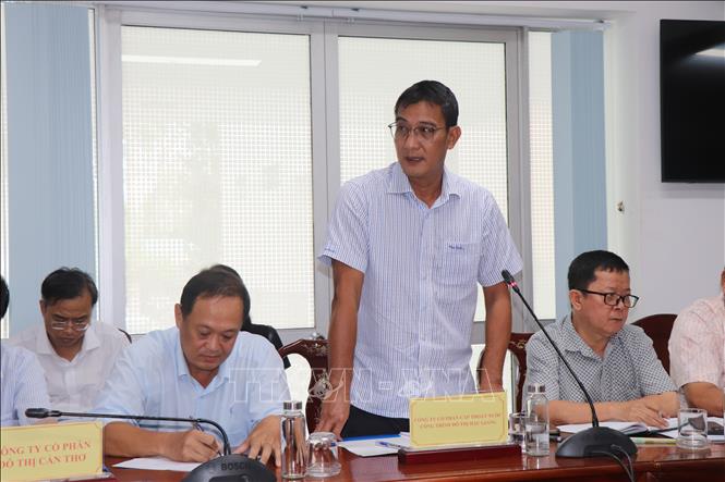 Ông Bùi Trọng Lực, Tổng Giám đốc Công ty Cổ phần Cấp thoát nước - Công trình đô thị Hậu Giang thông tin về khó khăn trong thu gom, vận chuyển xử lý rác thải rắn. Ảnh: Thu Hiền - TTXVN