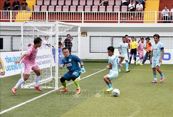 Tình huống tranh chấp bóng giữa các cầu thủ Công đoàn Thành Thắng Thăng Long TP. Hồ Chí Minh (áo hồng) và Công đoàn Đồng Nai 2. Ảnh: Trung Tuyến - TTXVN