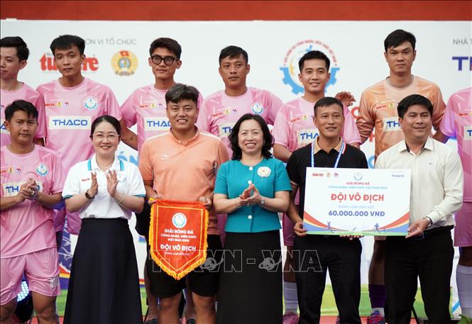Ban tổ chức trao cờ lưu niệm và biểu trưng vô địch Vòng loại khu vực phía Nam Giải Bóng đá công nhân, viên chức Việt Nam 2026 cho Công đoàn Thành Thắng Thăng Long TP. Hồ Chí Minh. Ảnh: Trung Tuyến - TTXVN