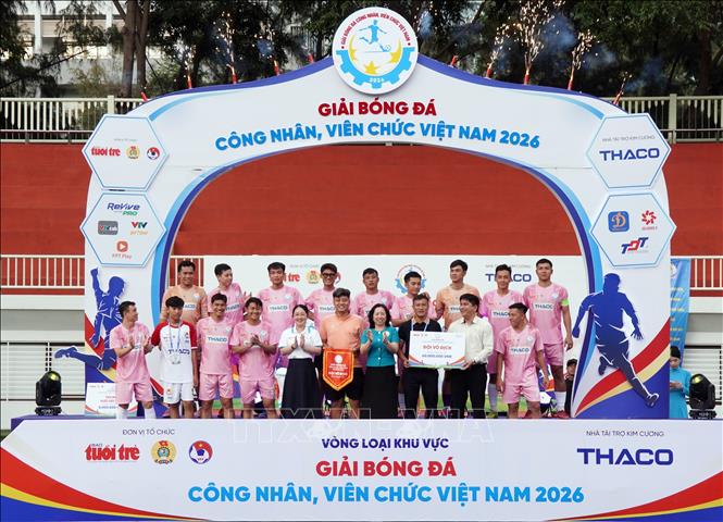Ban tổ chức trao cờ lưu niệm và biểu trưng vô địch Vòng loại khu vực phía Nam Giải Bóng đá công nhân, viên chức Việt Nam 2026 cho Công đoàn Thành Thắng Thăng Long TP. Hồ Chí Minh. Ảnh: Trung Tuyến - TTXVN