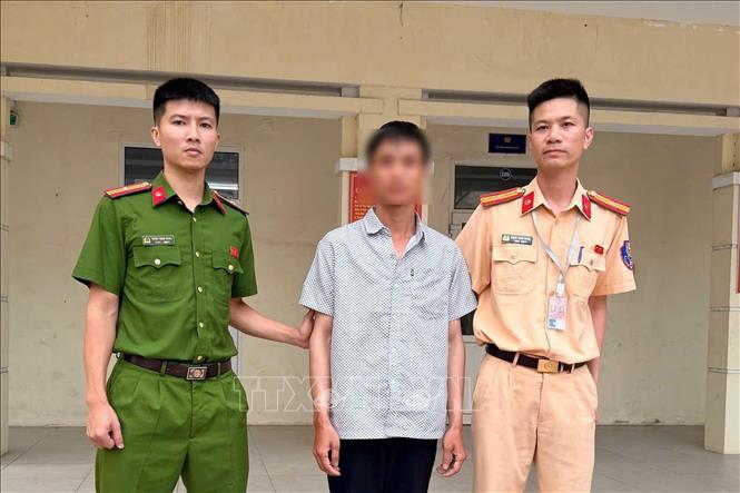 Hội đồng sát hạch bàn giao thí sinh cho Công an xã Phúc Thịnh để tiếp tục điều tra, xử lý theo quy định. Ảnh: TTXVN phát