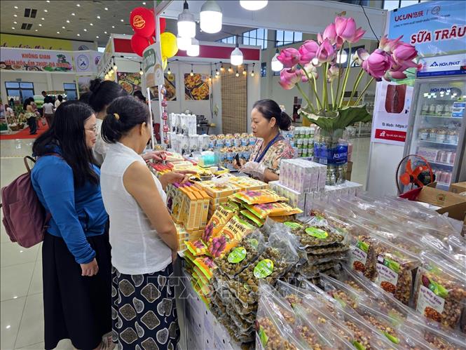 Người dân tham quan mua sắm tại hội chợ. Ảnh: Trần Lê Lâm - TTXVN 