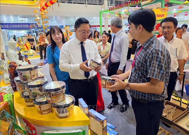 Đại biểu tham quan các gian hàng tại hội chợ. Ảnh: Trần Lê Lâm - TTXVN 