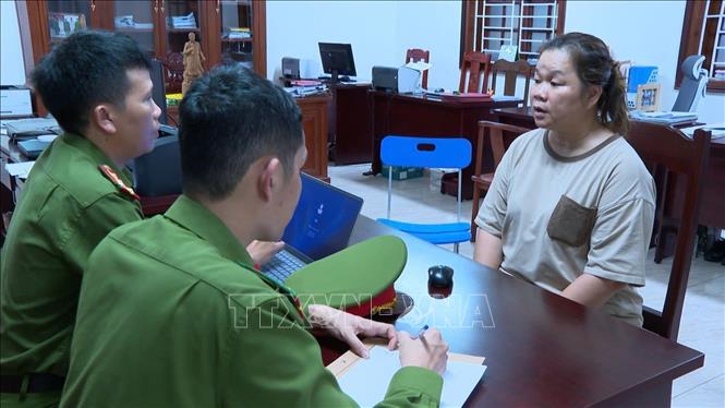 Đối tượng Hồ Thị Mai Thanh tại cơ quan công an. Ảnh TTXVN phát 