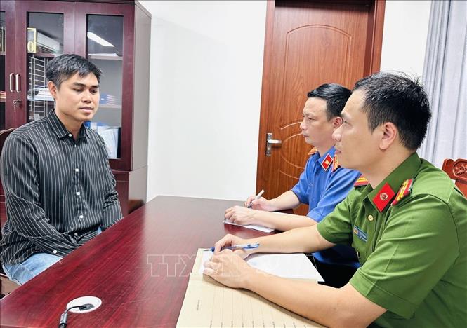 Đối tượng Nguyễn Văn Phúc tại cơ quan công an. Ảnh TTXVN phát 