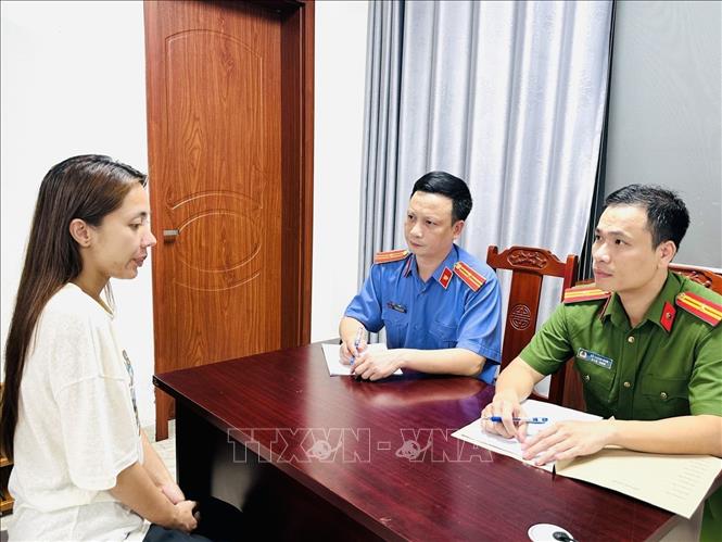 Đối tượng Đào Thùy Trang tại cơ quan công an. Ảnh TTXVN phát 