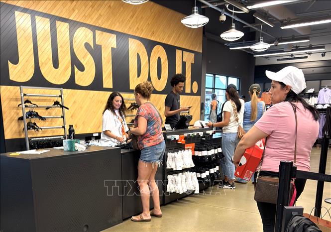 Người dân mua sắm tại một trung tâm thương mại ở bang Maryland (Mỹ). Ảnh: Ngọc Quang – PV TTXVN tại Mỹ