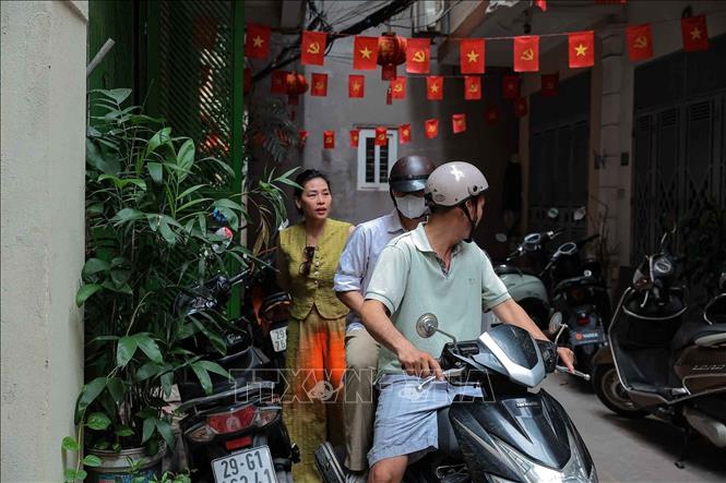 Những lời căn dặn, sự đồng hành của cha mẹ tiếp thêm động lực cho sĩ tử trước thời khắc quan trọng của thời học sinh. Ảnh: Phạm Tuấn Anh - TTXVN