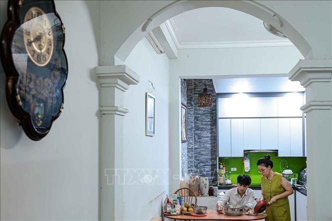 Bữa sáng được mẹ chuẩn bị chu đáo, như cách gia đình tiếp thêm năng lượng và sự an tâm cho con trước Kỳ thi. Ảnh: Phạm Tuấn Anh - TTXVN
