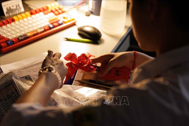 Những món đồ mang ý nghĩa may mắn, đỗ đạt được chuẩn bị trước ngày thi. Ảnh: Phạm Tuấn Anh - TTXVN
