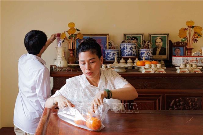 Trước Kỳ thi tốt nghiệp Trung học phổ thông năm 2026, gia đình cùng chuẩn bị những nghi lễ quen thuộc trước bàn thờ gia tiên, gửi gắm mong ước bình an cho sĩ tử trước dấu mốc quan trọng. Ảnh: Phạm Tuấn Anh - TTXVN
