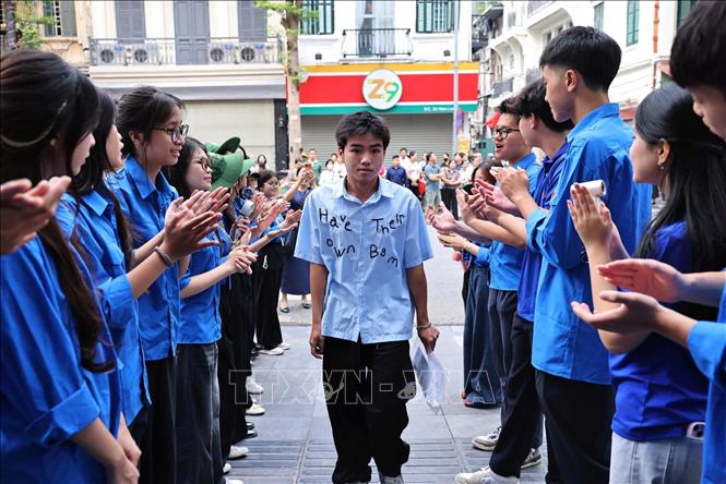 Lực lượng thanh niên tình nguyện tham gia hỗ trợ thí sinh tại điểm thi Trường THCS Ngô Sĩ Liên, phường Cửa Nam (Hà Nội). Ảnh: Minh Đức - TTXVN