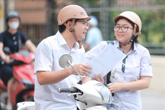 Thí sinh đến dự thi tại điểm thi Trường THPT Nguyễn Gia Thiều (Hà Nội). Ảnh: Minh Quyết - TTXVN