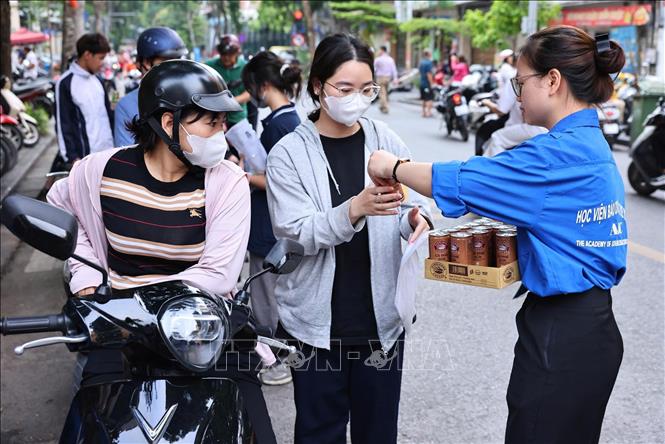 Lực lượng thanh niên tình nguyện tham gia hỗ trợ thí sinh tại điểm thi Trường THCS Ngô Sĩ Liên, phường Cửa Nam (Hà Nội). Ảnh: Minh Đức - TTXVN