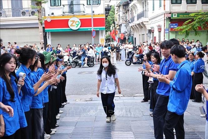 Lực lượng thanh niên tình nguyện tham gia hỗ trợ thí sinh tại điểm thi Trường THCS Ngô Sĩ Liên, phường Cửa Nam (Hà Nội). Ảnh: Minh Đức - TTXVN