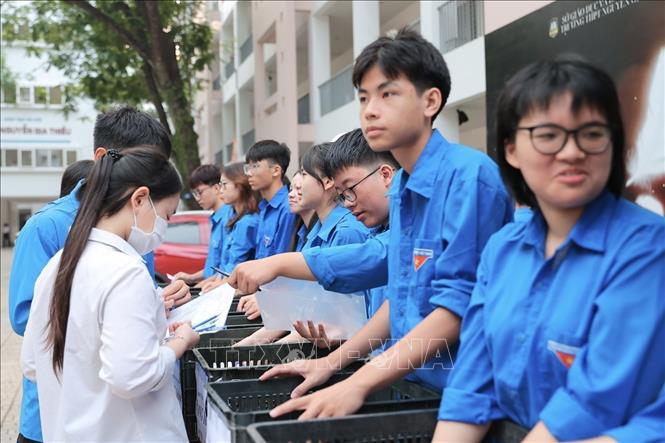 Thí sinh đến dự thi tại điểm thi Trường THPT Nguyễn Gia Thiều (Hà Nội). Ảnh: Minh Quyết - TTXVN