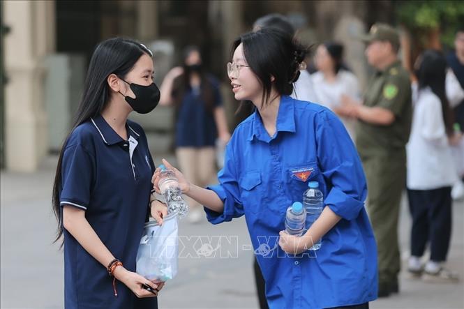 Thí sinh đến dự thi tại điểm thi Trường THPT Nguyễn Gia Thiều (Hà Nội). Ảnh: Minh Quyết - TTXVN