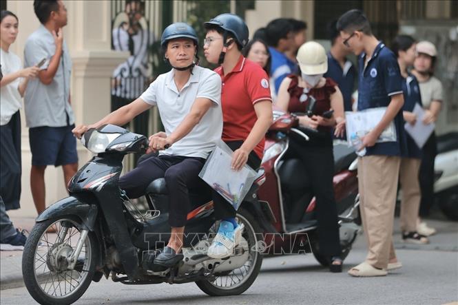 Thí sinh đến dự thi tại điểm thi Trường THPT Nguyễn Gia Thiều (Hà Nội). Ảnh: Minh Quyết - TTXVN