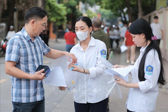Thí sinh đến dự thi tại điểm thi Trường THPT Nguyễn Gia Thiều (Hà Nội). Ảnh: Minh Quyết - TTXVN