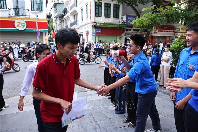 Lực lượng thanh niên tình nguyện tham gia hỗ trợ thí sinh tại điểm thi Trường THCS Ngô Sĩ Liên, phường Cửa Nam (Hà Nội). Ảnh: Minh Đức - TTXVN