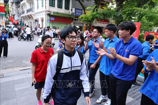 Lực lượng thanh niên tình nguyện tham gia hỗ trợ thí sinh tại điểm thi Trường THCS Ngô Sĩ Liên, phường Cửa Nam (Hà Nội). Ảnh: Minh Đức - TTXVN