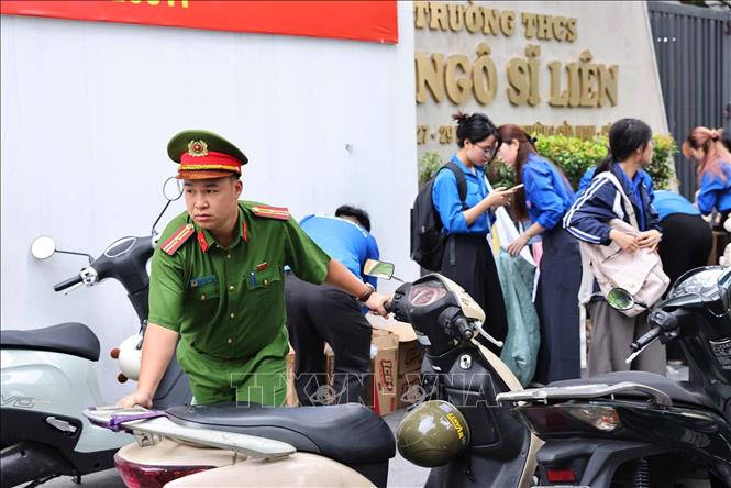 Lực lượng công an tham gia hỗ trợ thí sinh tại điểm thi Trường THCS Ngô Sĩ Liên, phường Cửa Nam (Hà Nội). Ảnh: Minh Đức - TTXVN