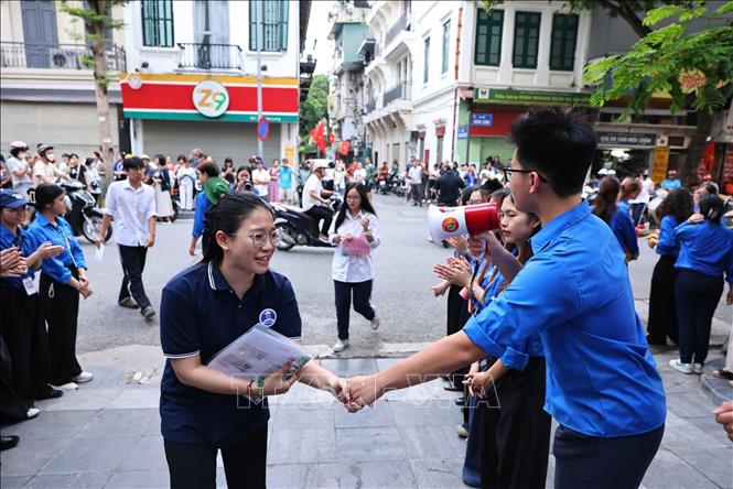 Lực lượng thanh niên tình nguyện tham gia hỗ trợ thí sinh tại điểm thi Trường THCS Ngô Sĩ Liên, phường Cửa Nam (Hà Nội). Ảnh: Minh Đức - TTXVN
