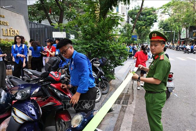 Lực lượng công an và thanh niên tình nguyện tham gia hỗ trợ tại điểm thi Trường THCS Ngô Sĩ Liên, phường Cửa Nam (Hà Nội). Ảnh: Minh Đức - TTXVN