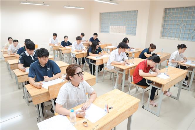 Thí sinh bước vào môn thi đầu tiên - môn Ngữ Văn. Ảnh: Minh Quyết - TTXVN