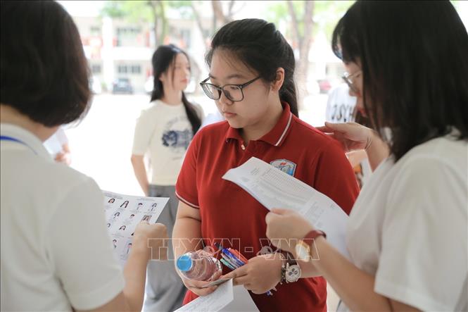 Giám thị gọi thí sinh vào phòng thi. Ảnh: Minh Quyết - TTXVN