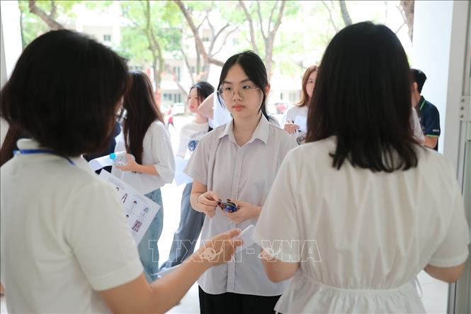 Giám thị gọi thí sinh vào phòng thi. Ảnh: Minh Quyết - TTXVN