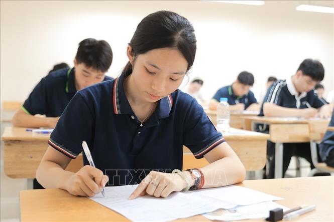 Thí sinh bước vào môn thi đầu tiên - môn Ngữ văn. Ảnh: Minh Quyết - TTXVN