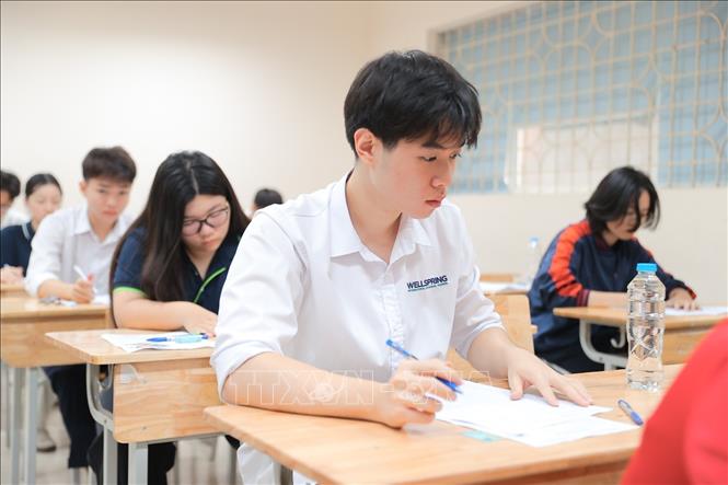 Thí sinh bước vào môn thi đầu tiên - môn Ngữ văn. Ảnh: Minh Quyết - TTXVN