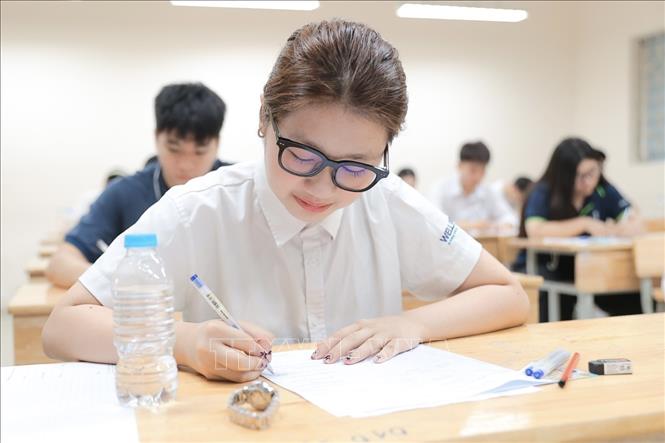 Thí sinh bước vào môn thi đầu tiên - môn Ngữ văn. Ảnh: Minh Quyết - TTXVN