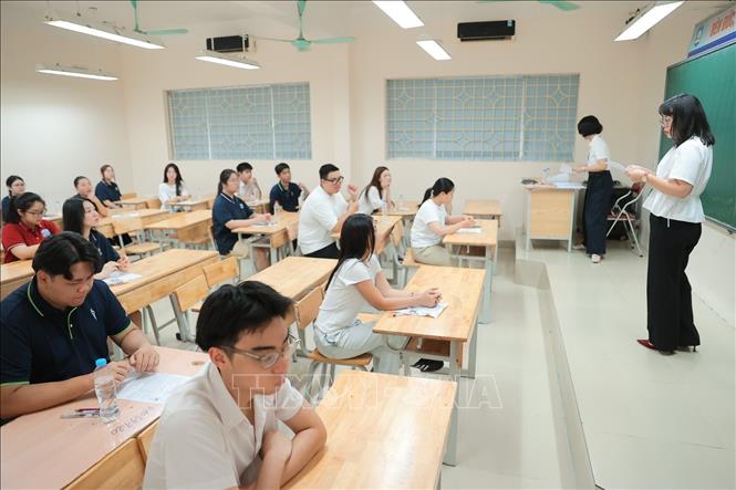 Thí sinh bước vào môn thi đầu tiên - môn Ngữ văn. Ảnh: Minh Quyết - TTXVN