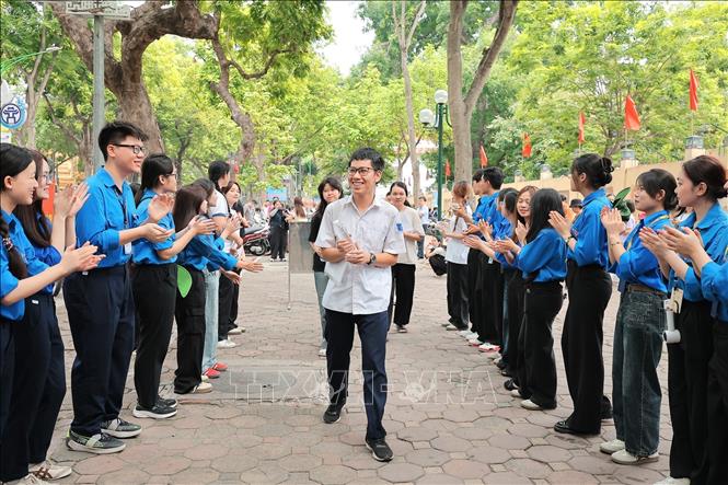 Thí sinh dự thi tại điểm trường THPT Phan Đình Phùng. Ảnh: Lê Đông - TTXVN